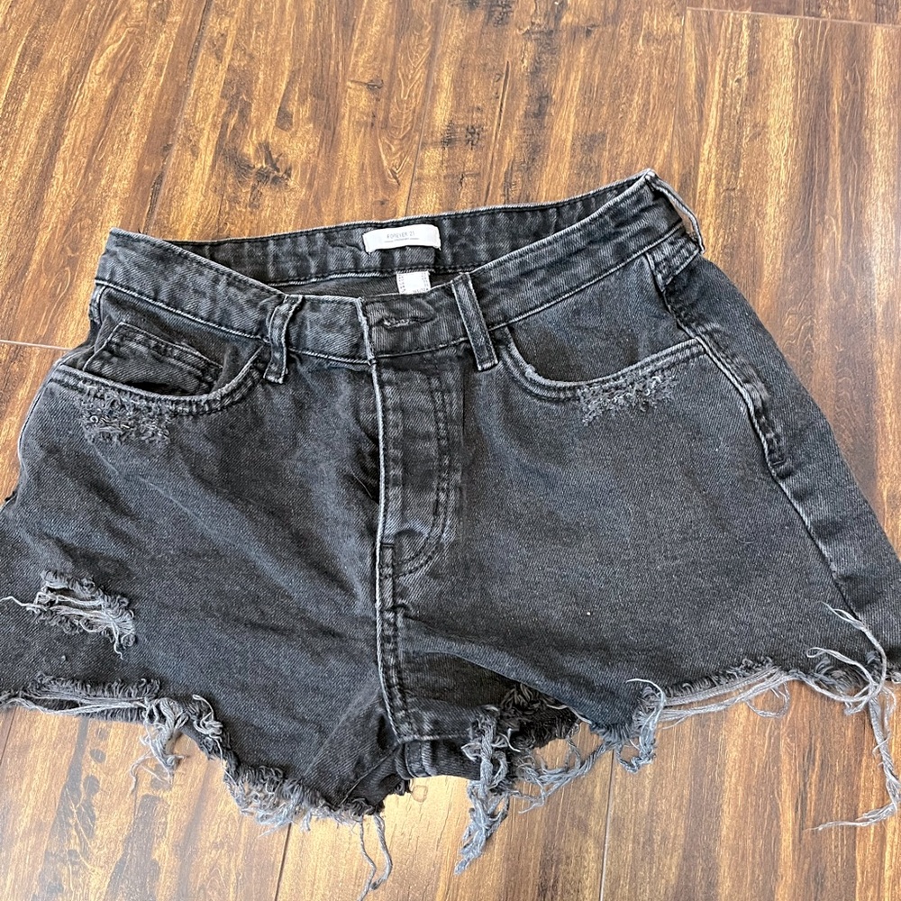 FOREVER 21 BLACK SHORTS 💕